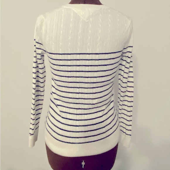 🖤🤍TOMMY HILFIGER 🤍🖤 White and black stripped v-neck sweater. Size medium. - Picture 9 of 12